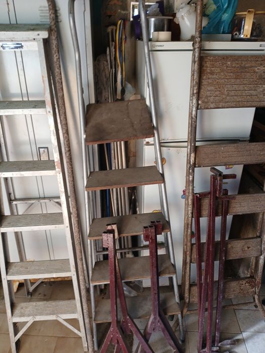 vendo escadotes antigos em ferro