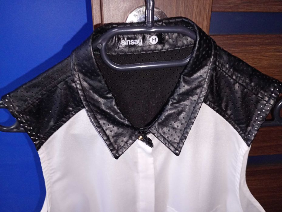 Koszula Sinsay biała wstawki skóry bez rękawów rozm. M biało czarna