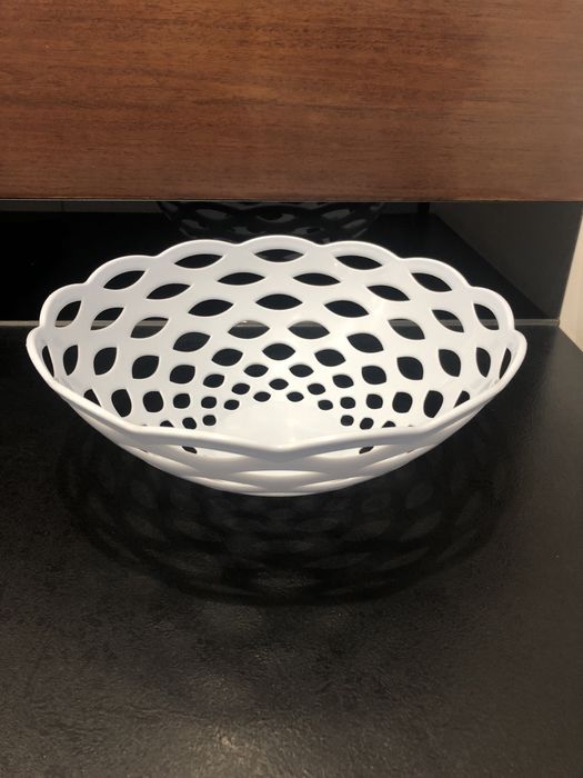 Biały kosz na owoce