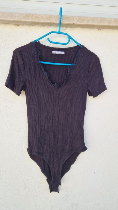 Bodie preto com renda na gola Lefties