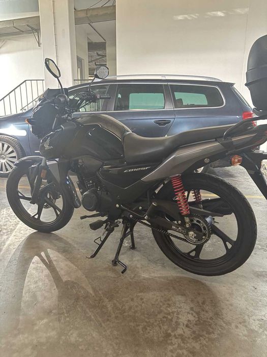 Honda CB125F 2023 | 7.077 km | Baú Givi + suporte telemóvel
