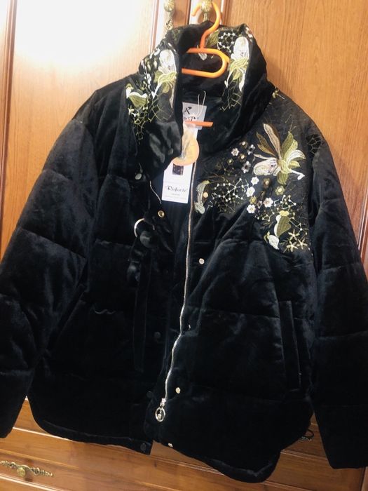 Велюрова куртка з вишивкой