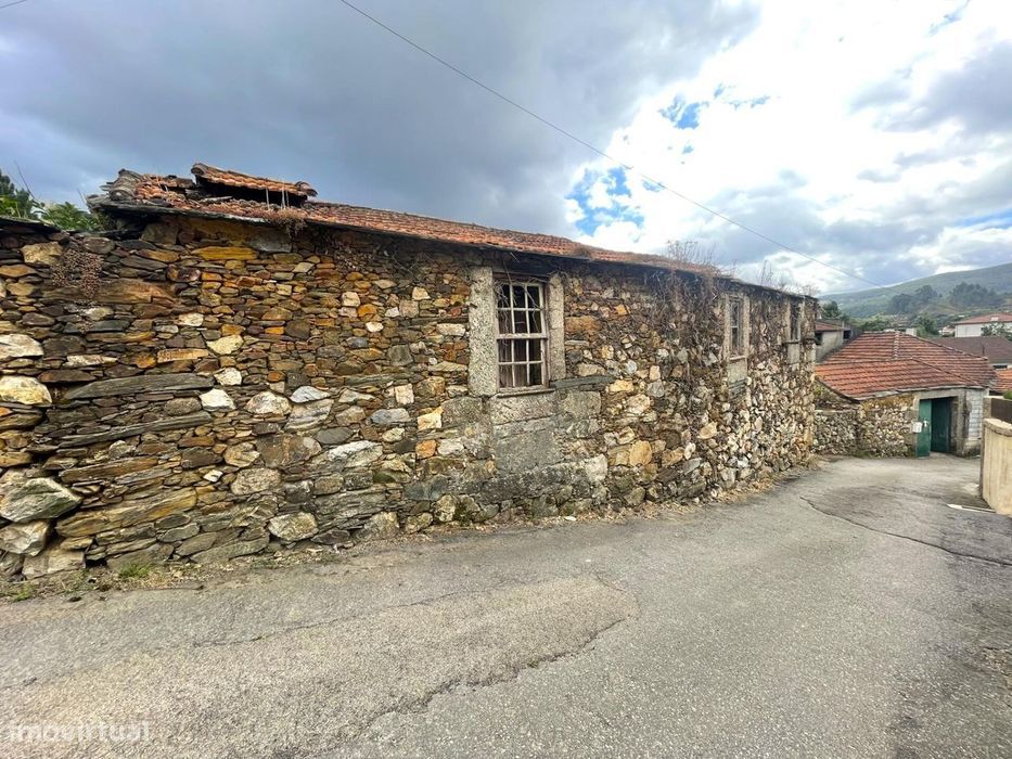 Rio Douro - Moradia em ruína em Carcavelos, Santa Maria de Sardoura