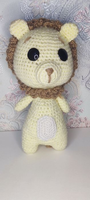 В’язане левеня — ніжний друг для малюка. Яскрава м'яка іграшка