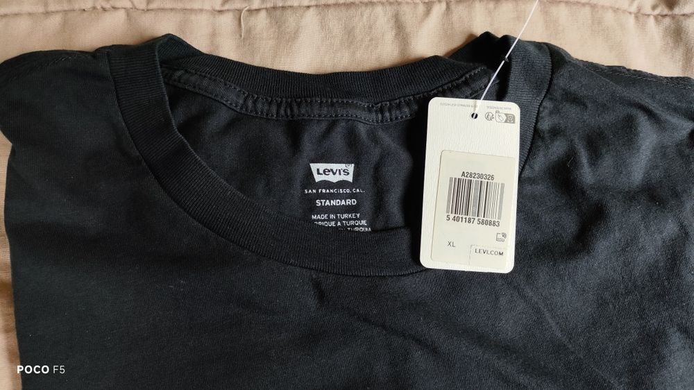 Levi's czarny t-shirt rozm XL nadruk białe konturowe logo w białym konturze