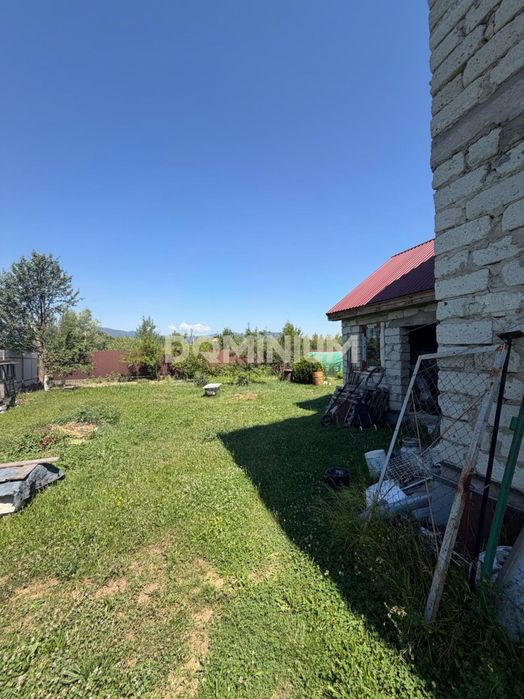 Просторий будинок у Хусті з якісним будівництвом та зручною локацією