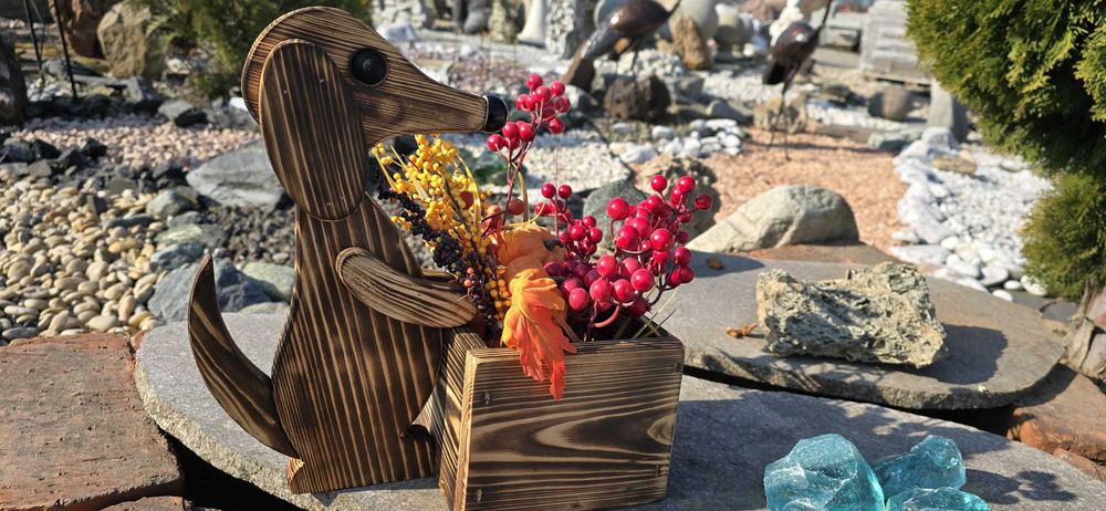 Drewniana Donica Piesek  – Ręcznie robiona ozdoba ogrodowa | HIT