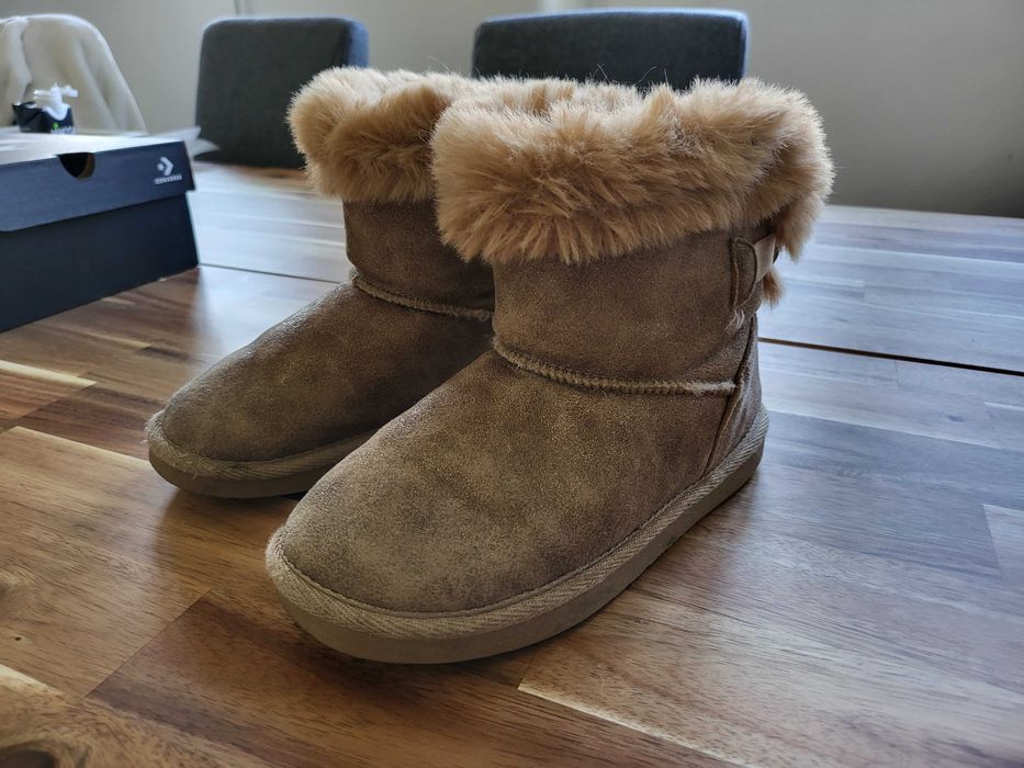 Botas beges com pêlo