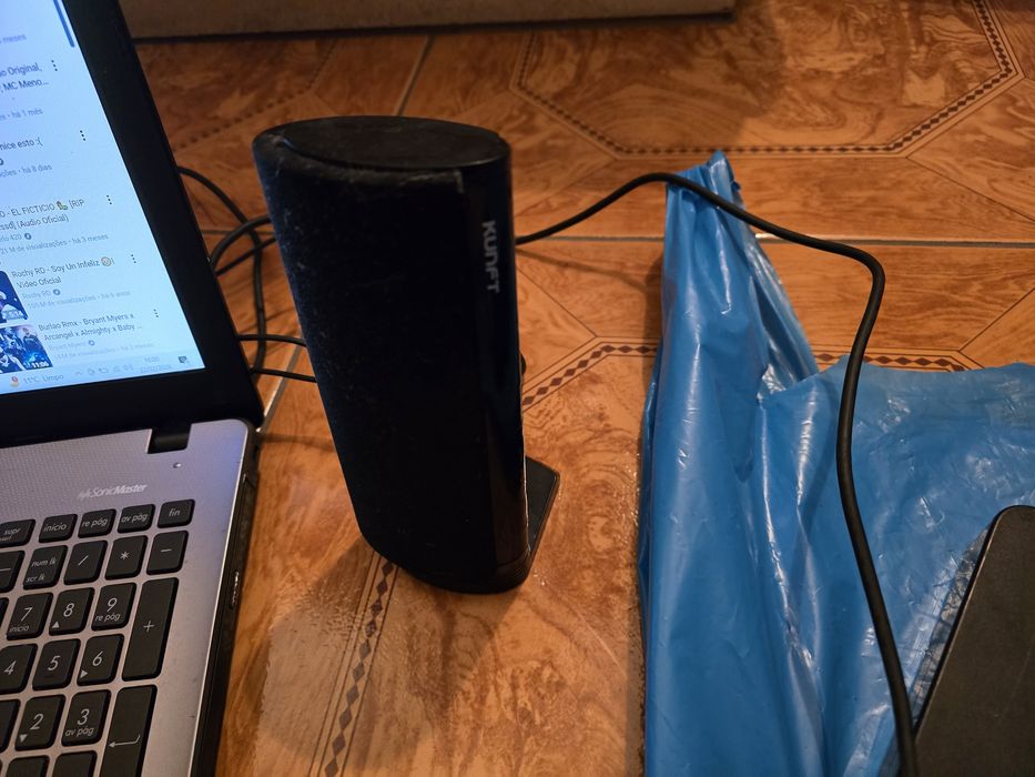 Computador portátil ASUS com teclado rato colunas
