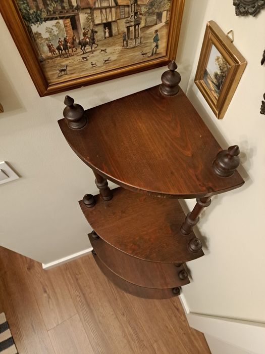 Móvel de canto em madeira