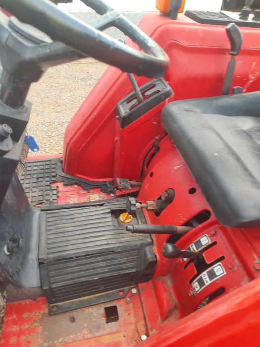 Trator Yanmar com carregador frontal