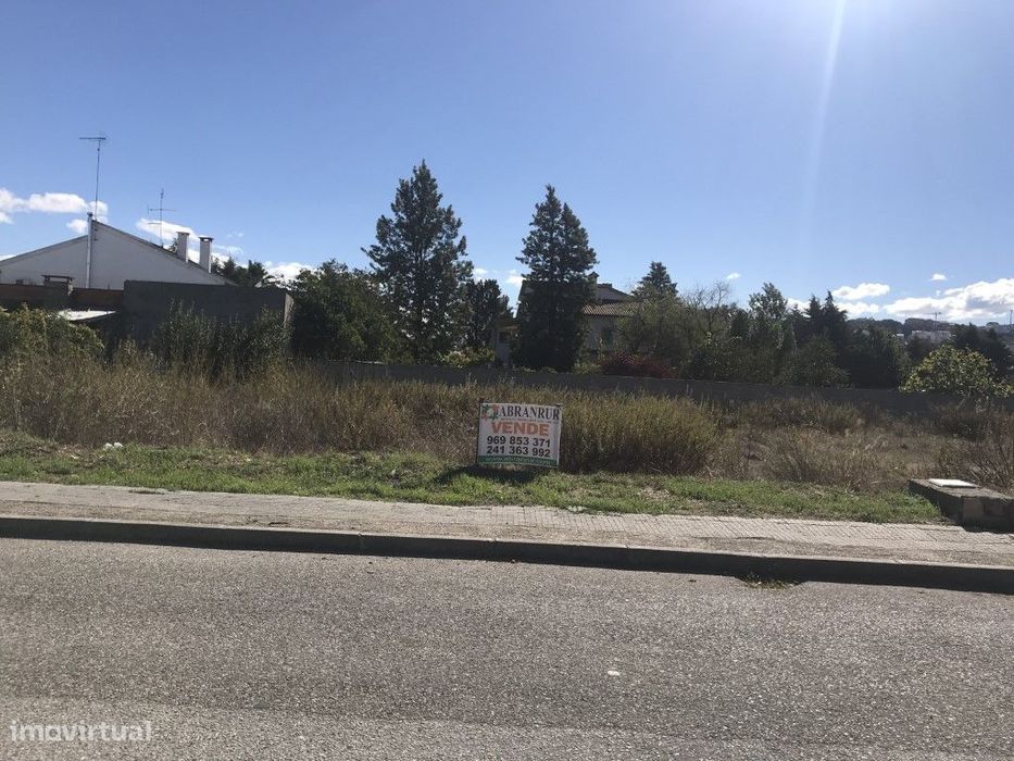 Lote de 451m2 para construção de moradia.