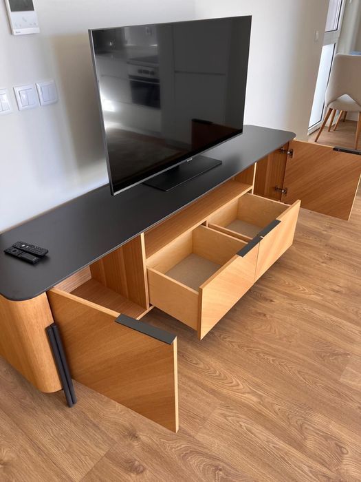 Móvel de TV com design minimalista