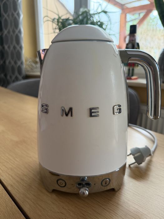 Czajnik SMEG biały z regulacją temperatury 1,7l