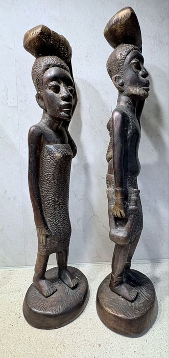 Par de grandes antigas figuras africanas em bronze - 38 cm e 36 cm