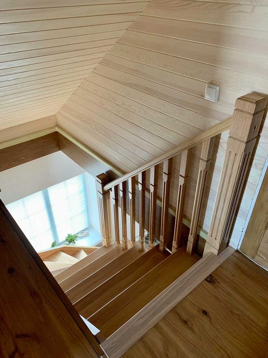 Дерев'яні сходи.