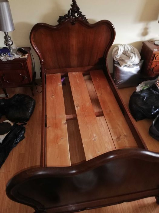 Cama de solteiro, antiga mas em bom estado