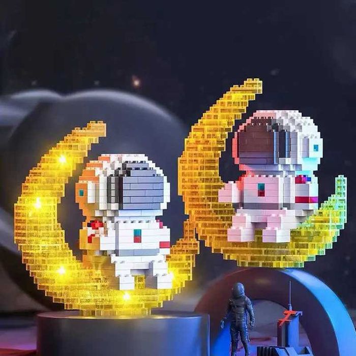 Развивающая игрушка для детей конструктор космонавт с сердцем на Луне