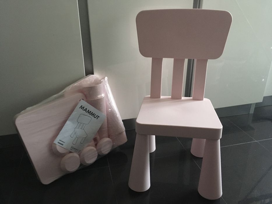 Conjunto de mesa com duas cadeiras em acrilico