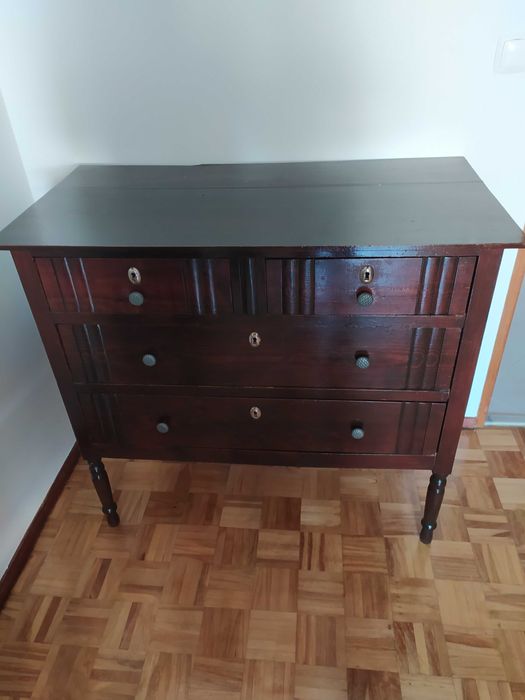 Comoda antiga em bom estado