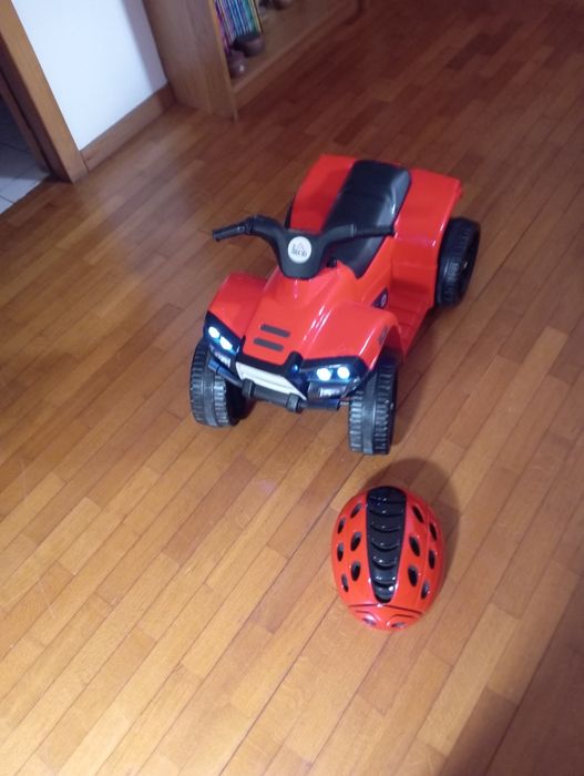 Carro eléctrico com capacete
