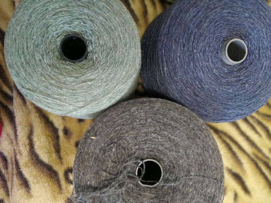 Шерстяная пряжа в бабинах