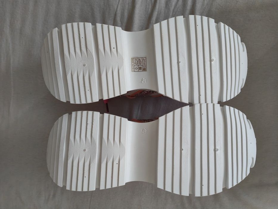 Sneakersy na masywnej podeszwie zdobione brokatem
