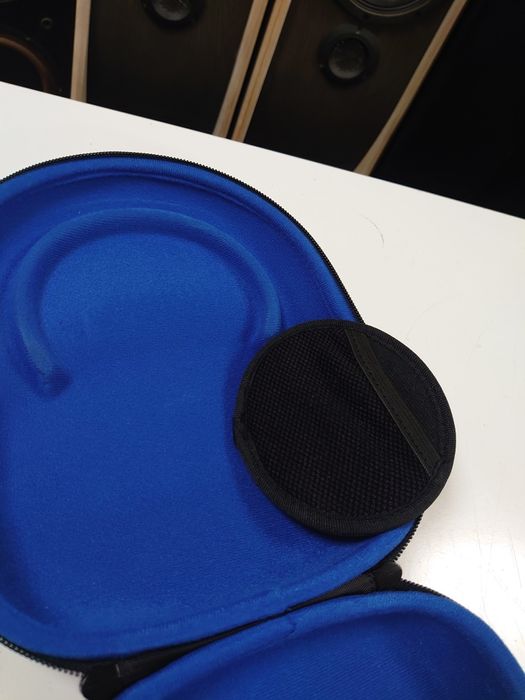 Жёсткий высококачественный плоский чехол для наушников.