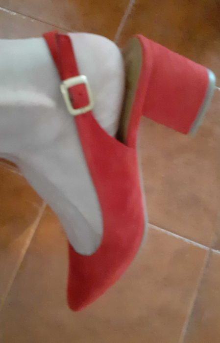 Sapatos camurça vermelhos presilha calcanhar 37