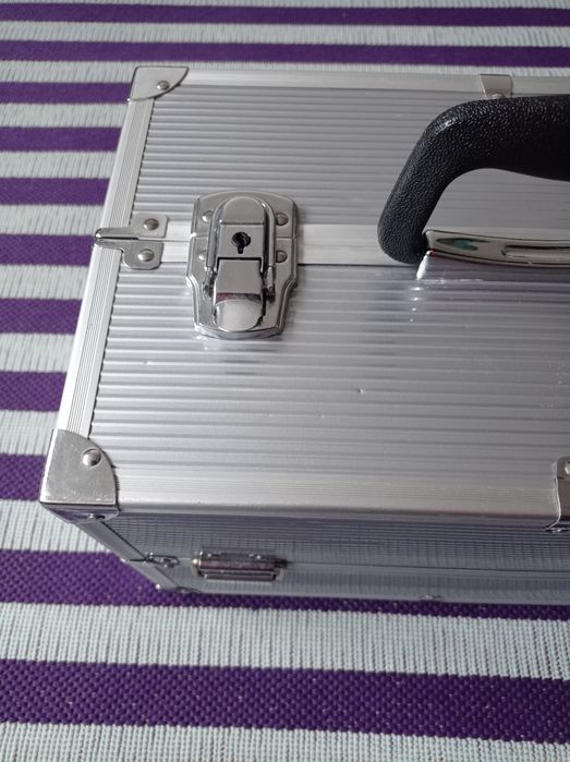 Metalowy kuferek dla wizażystki jak nowy skrzynka na narzędzia