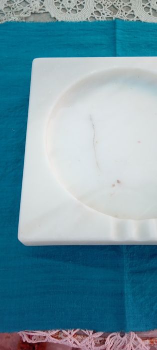 Cinzeiro em mármore branco polido