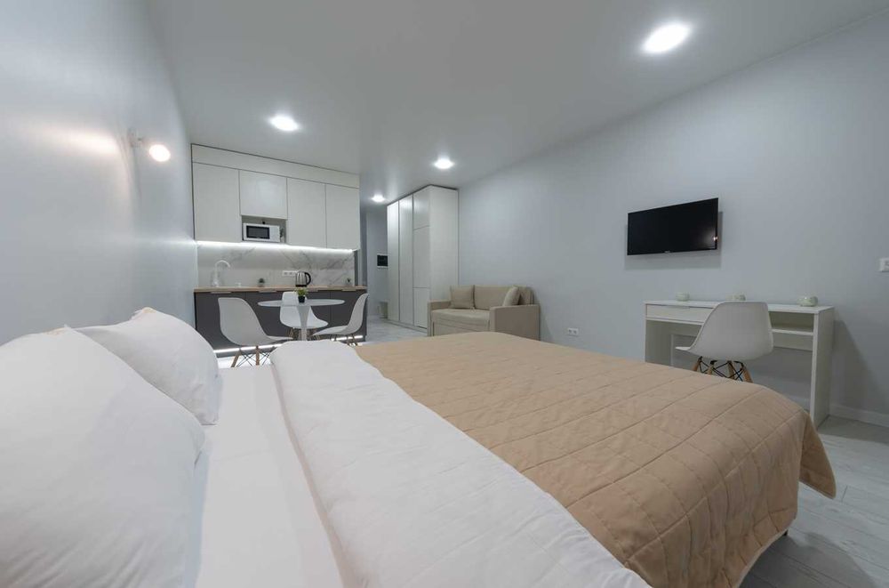 Завжди є світло! Затишна студія з панорамним видом на місто.