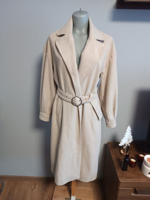 Płaszcz beżowy zimowy z paskiem Trendyol