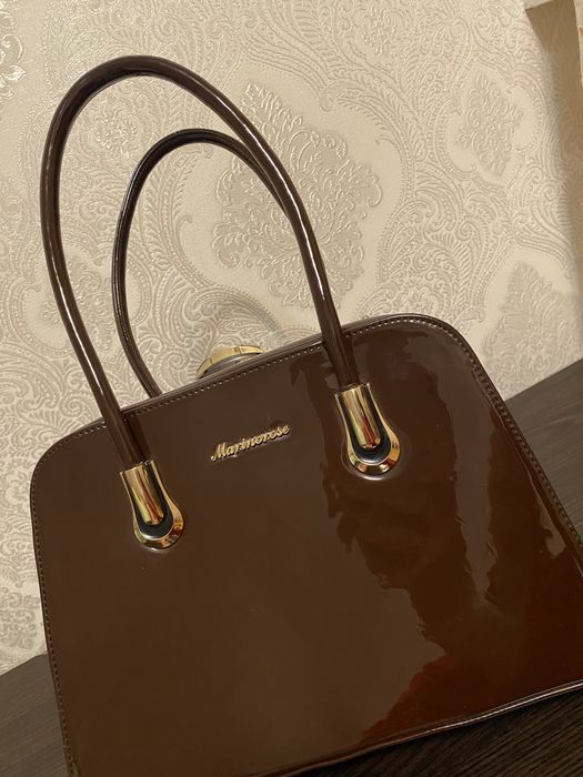 Коричнева лакова сумка