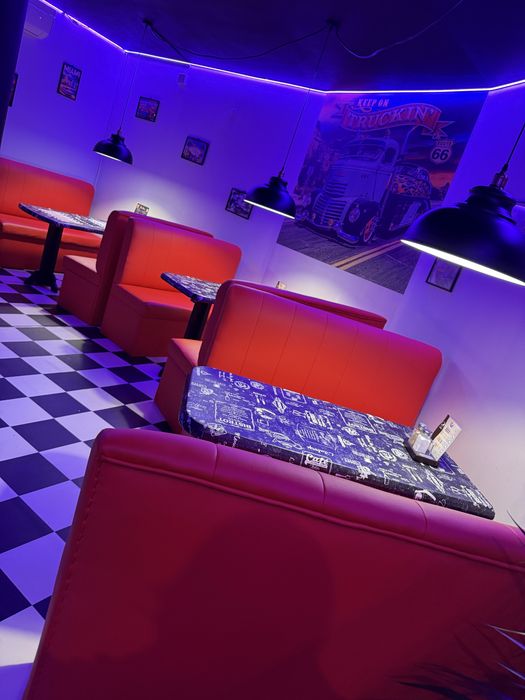 Czerwone boksy kanapy do restauracji amerykanskiej