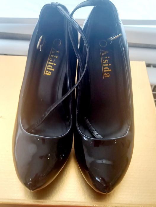 Туфлі жіночі на каблуку чорні лаковані. Высота каблуки 12см.