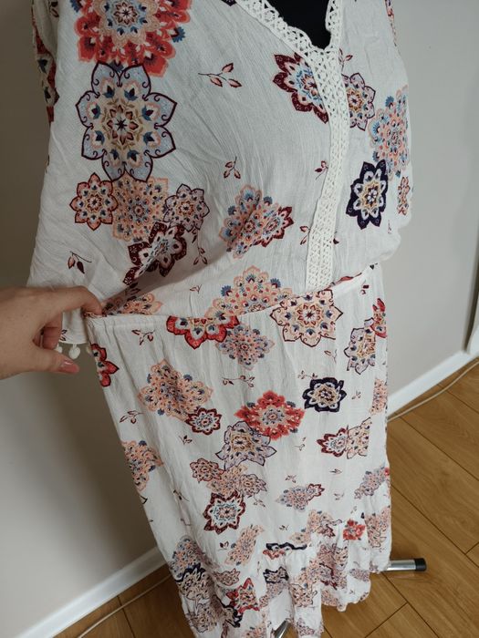 Długa letnia sukienka Boho z gumką w talii biała w kolorowe kwiaty