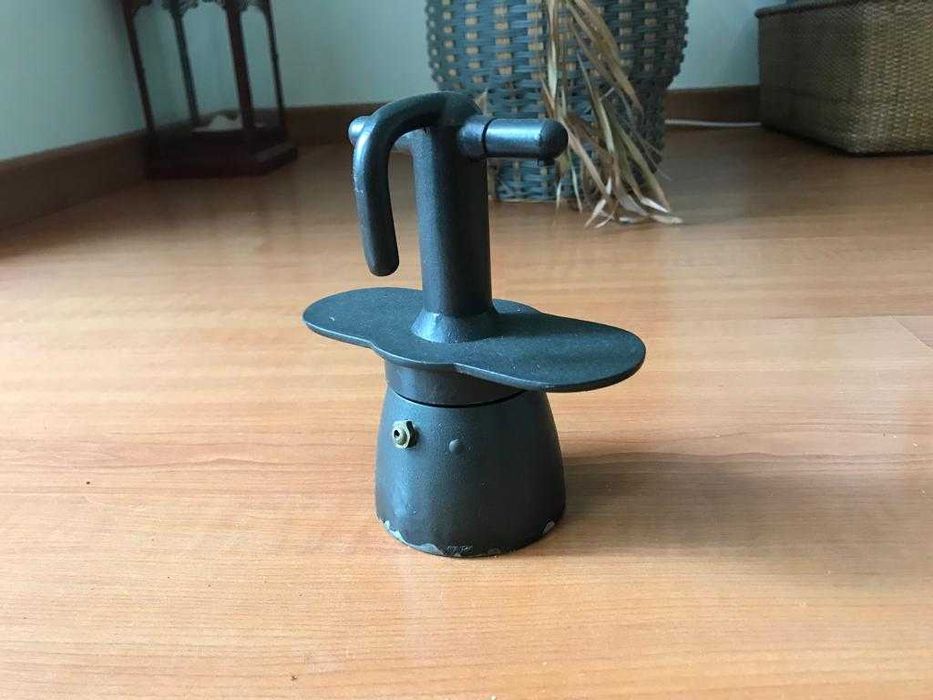 Utensílio para fazer café no fogão