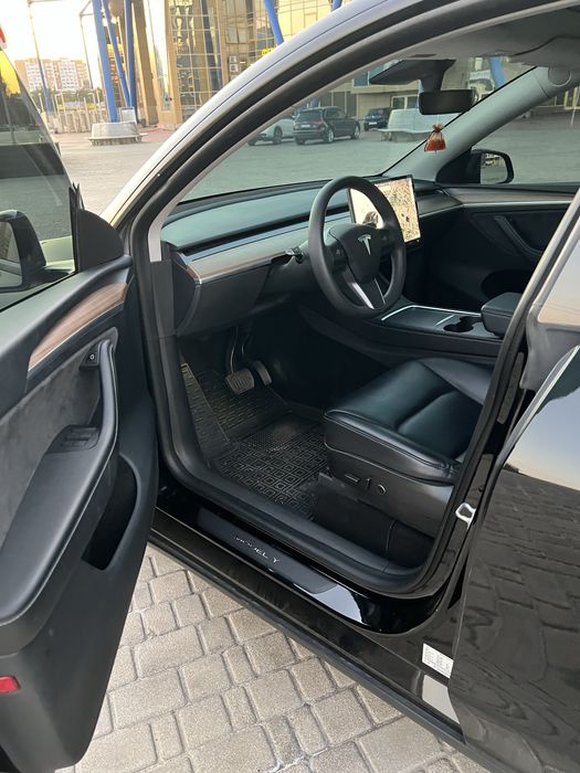 Продам Tesla Y  7 мест