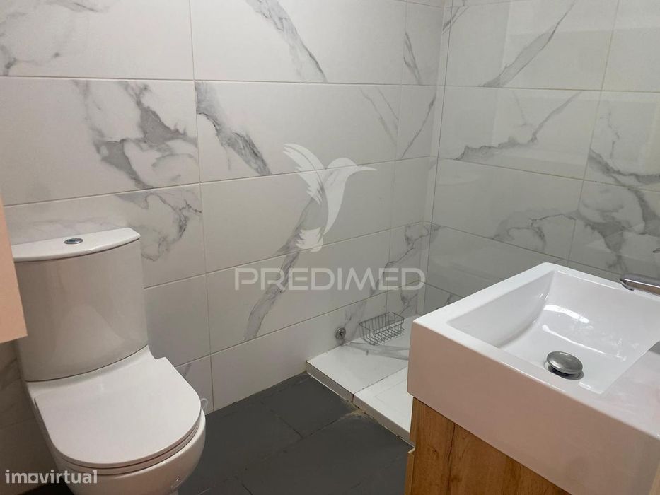 Arrenda-se T2 remodelado com garagem em Montes Burgos