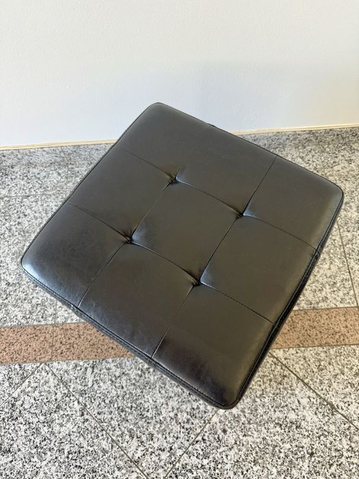 Apoio de pés em pele preta