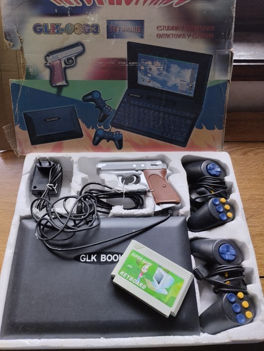 Consola antiga com caixa