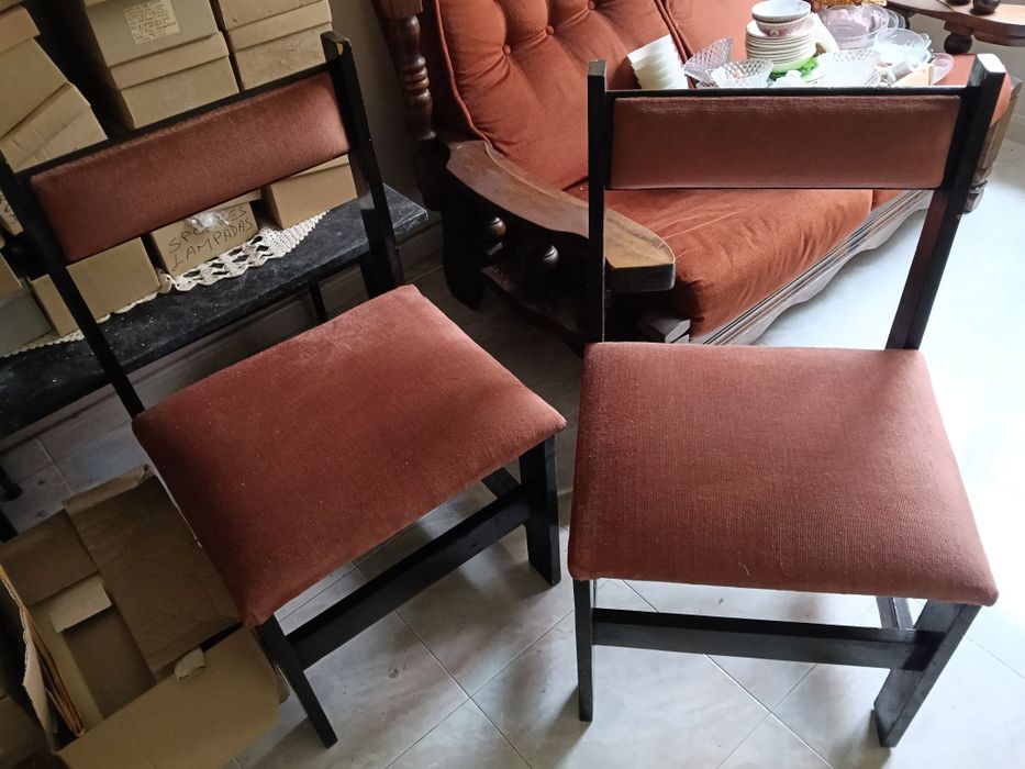 Sofás, cadeirões, Estante e pequeno armário de guarda-roupa, pagamento em numerário zona Queluz