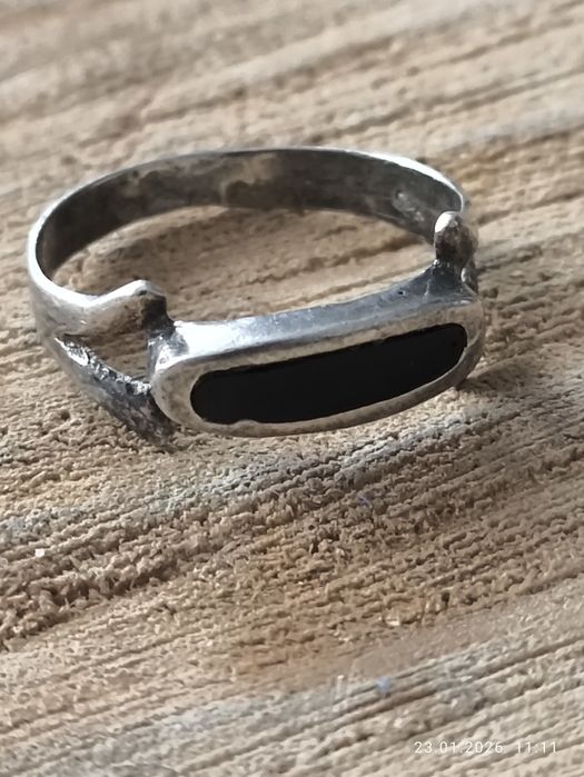 Stary srebrny pierścionek z czarnym oczkiem. Vintage