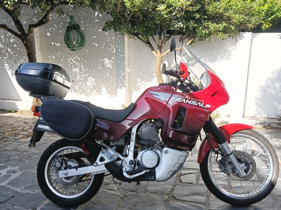 Honda Transalp 600 com malas de viagem
