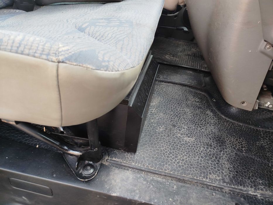 subwoofer pod fotel renault Trafic Vivaro primaster Harman kardon