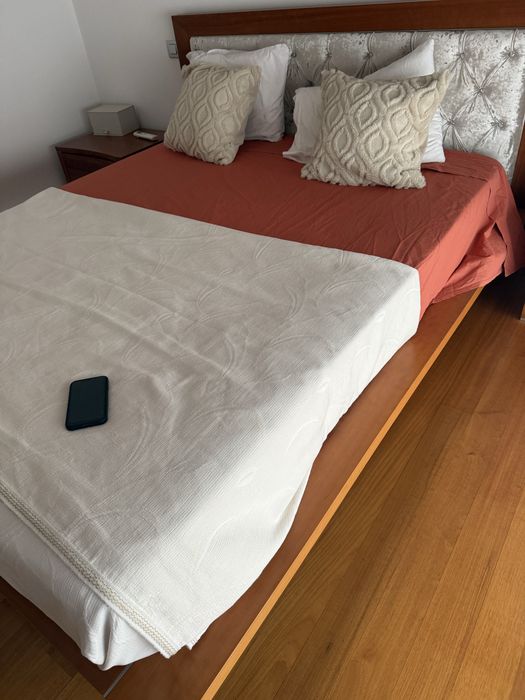 Cama + duas mesas de cabeceira + colchão