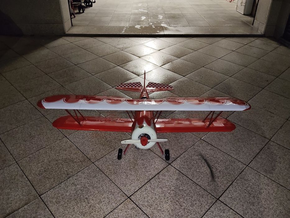 Avião biplano em madeira de balsa leve