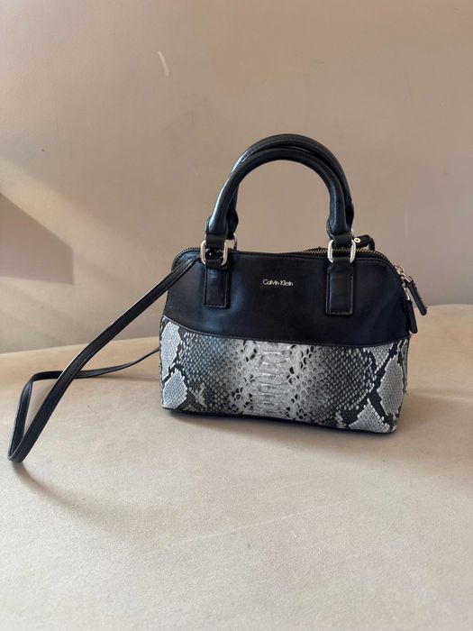 Calvin Klein Jeans torebka czarna szara wężowy wzór imitacja skóry satchel kuferek bowling bag r