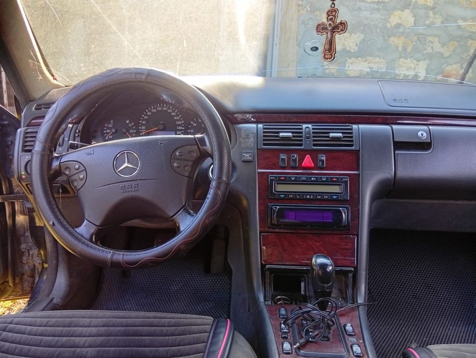 Продаю Мерседес Е210
